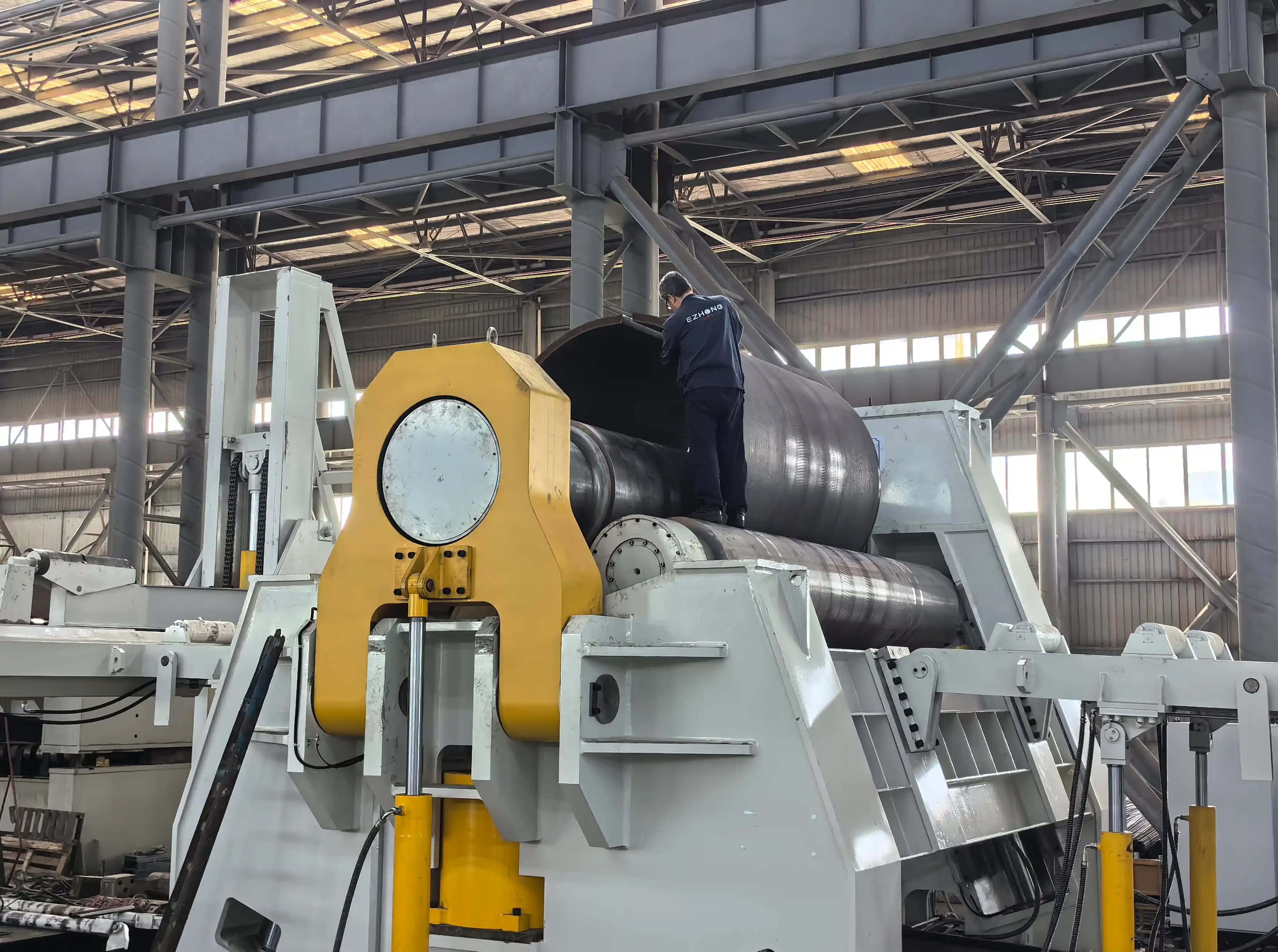Dual-speed hydraulic system for thin-plate optimization